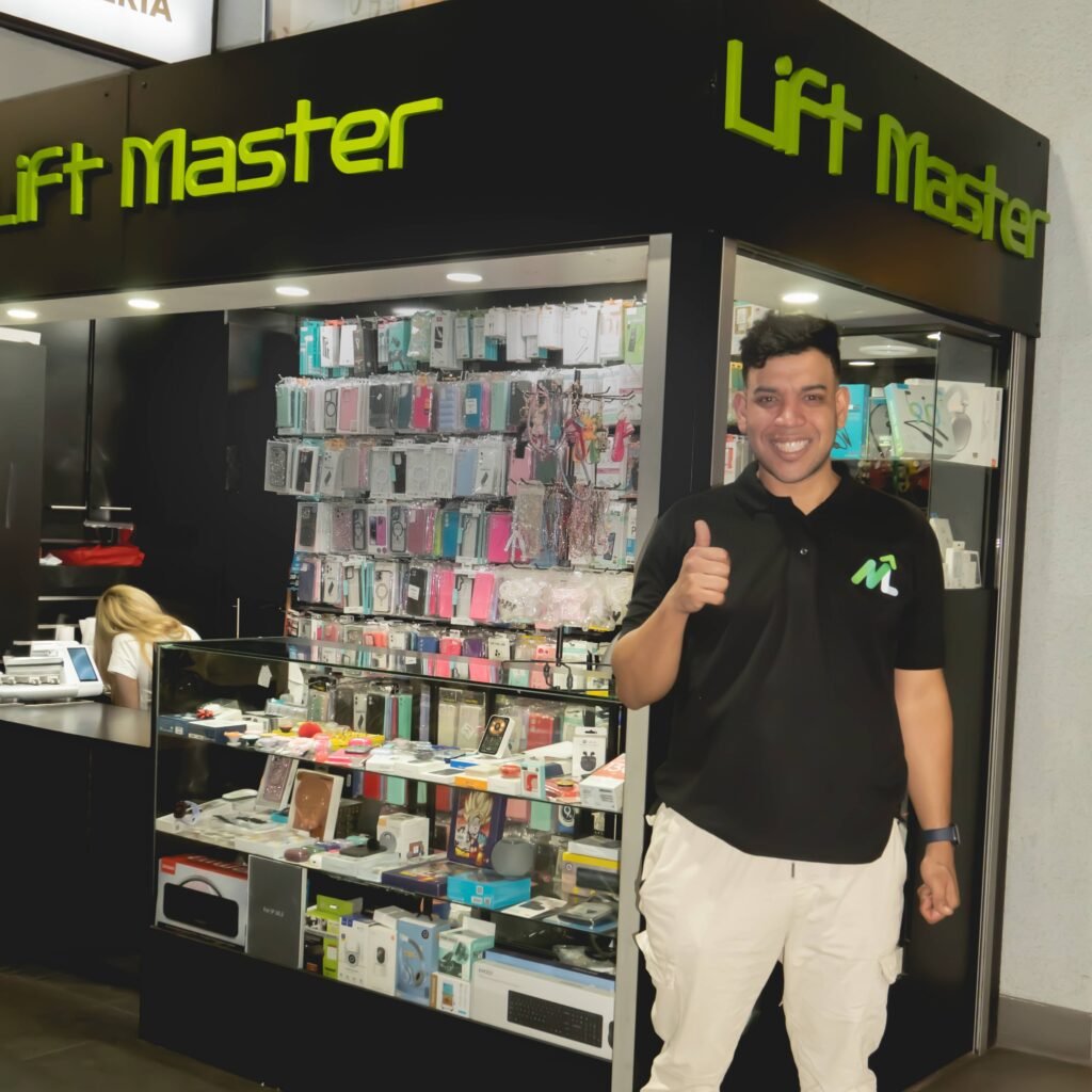 Equipo de Lift Master en su tienda de accesorios y servicio técnico para celulares y dispositivos electrónicos.